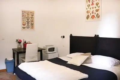 Un ou plusieurs lits dans un hébergement de l'établissement Logis Hôtel La Villa Boucicaut