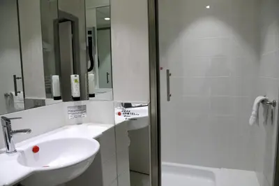 Salle de bains dans l'établissement Logis Hotel des Cépages