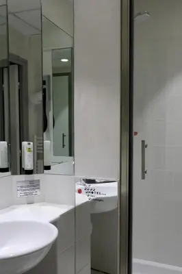 Salle de bains dans l'établissement Logis Hotel des Cépages