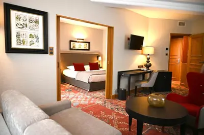 Coin salon dans l'établissement Hôtel Le Rempart