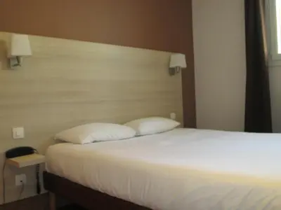Un ou plusieurs lits dans un hébergement de l'établissement Hôtel Montchapet Dijon Centre