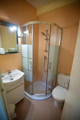 Salle de bains dans l'établissement Hotel Restaurant Saint-Benoit