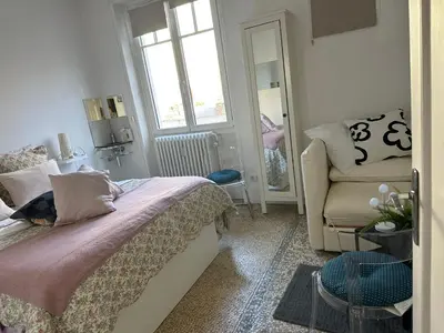 Un ou plusieurs lits dans un hébergement de l'établissement IDÉAL ART DÉCO compris un parking privé sécurisé Darcy Liberté centre Gare-Ville