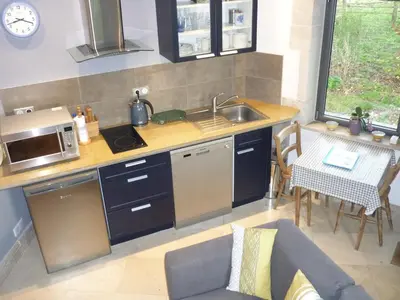 Cuisine ou kitchenette dans l'établissement La Tour Hexagonale for 2 with shared pool