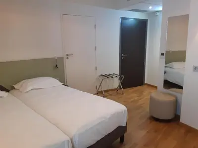 Un ou plusieurs lits dans un hébergement de l'établissement Logis Hotel du Parc-Restaurant - Le Rouget de Lisle