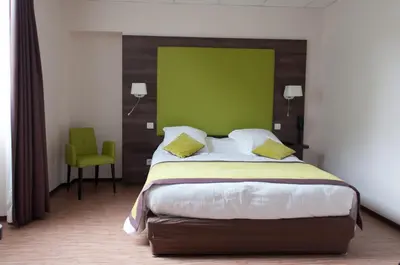 Un ou plusieurs lits dans un hébergement de l'établissement Logis Hotel du Parc-Restaurant - Le Rouget de Lisle