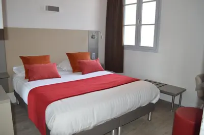 Un ou plusieurs lits dans un hébergement de l'établissement Logis Hotel du Parc-Restaurant - Le Rouget de Lisle