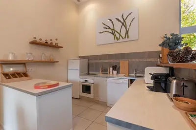 Cuisine ou kitchenette dans l'établissement Gite Le Foineau - Maison avec Piscine