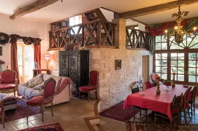 Coin salon dans l'établissement La Cuverie du Château