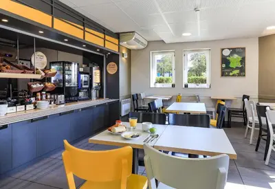 Restaurant ou autre lieu de restauration dans l'établissement B&B HOTEL Dijon Nord Zénith