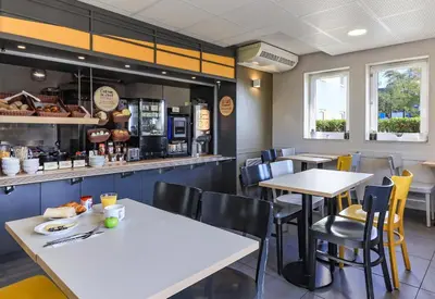 Restaurant ou autre lieu de restauration dans l'établissement B&B HOTEL Dijon Nord Zénith