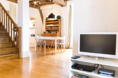 Télévision ou salle de divertissement dans l'établissement Les Bons Enfants
