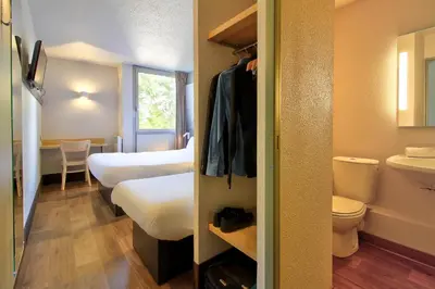 Salle de bains dans l'établissement B&B HOTEL Beaune Sud 1 Palais des Congrès