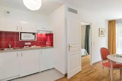 Cuisine ou kitchenette dans l'établissement MÉDICIS HOME DIJON LES PETITES ROCHES