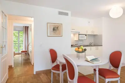 Cuisine ou kitchenette dans l'établissement MÉDICIS HOME DIJON LES PETITES ROCHES