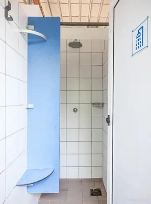 Salle de bains dans l'établissement Camping de Tournus - Drole de cabane