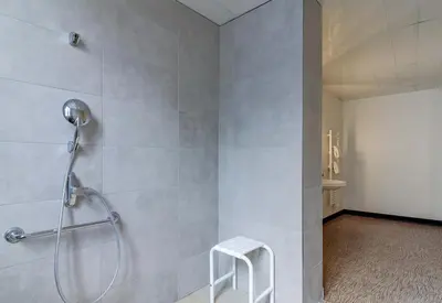 Salle de bains dans l'établissement B&B HOTEL Dijon Centre