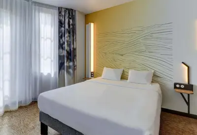 Un ou plusieurs lits dans un hébergement de l'établissement B&B HOTEL Dijon Centre