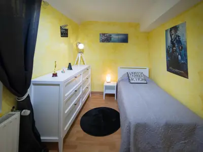 Un ou plusieurs lits dans un hébergement de l'établissement Gîte de Bellevue avec piscine intérieure privative