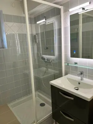 Salle de bains dans l'établissement Gîte de Bellevue avec piscine intérieure privative