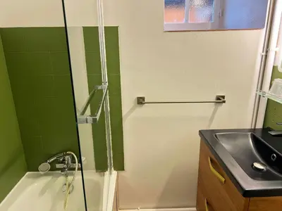 Salle de bains dans l'établissement Gîte de Bellevue avec piscine intérieure privative
