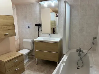 Salle de bains dans l'établissement Gîte de Bellevue avec piscine intérieure privative