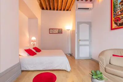 Un ou plusieurs lits dans un hébergement de l'établissement Beaune Sweet Home