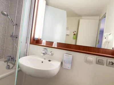 Salle de bains dans l'établissement Campanile Dijon Sud - Marsannay
