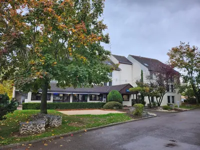 Jardin de l'établissement Kyriad Dijon Est Mirande