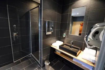 Salle de bains dans l'établissement Kyriad Dijon Est Mirande
