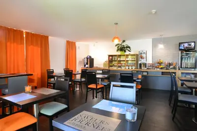 Télévision ou salle de divertissement dans l'établissement Hôtel Inn Design Dijon Est - Quetigny