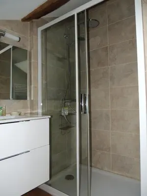 Salle de bains dans l'établissement Maison Romane 1136