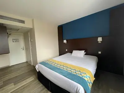Un ou plusieurs lits dans un hébergement de l'établissement Hôtel Restaurant Kyriad Direct DIJON NORD - Zenith - Toison d'Or