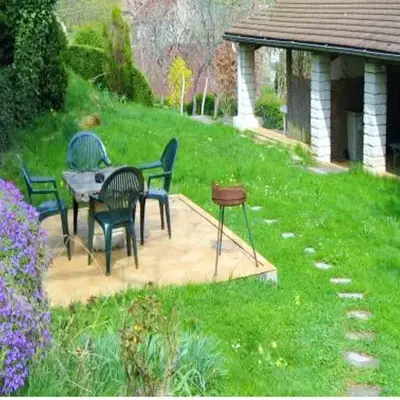 Maison de charme à Saint-Laurent-la-Roche avec jardin clôturé