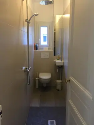 Salle de bains dans l'établissement Le Jardin Darcy Liberté Hyper centre gare-ville parking public payant dans la rue