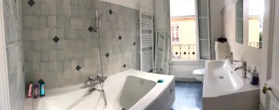 Salle de bains dans l'établissement Le Jardin Darcy Liberté Hyper centre gare-ville parking public payant dans la rue