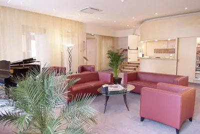Coin salon dans l'établissement Logis Grand Hôtel Des Bains