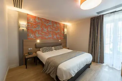 Un ou plusieurs lits dans un hébergement de l'établissement Logis Grand Hôtel Des Bains
