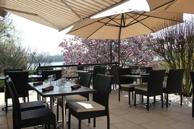 Restaurant ou autre lieu de restauration dans l'établissement Logis Hôtel Restaurant La Vieille Ferme, Mâcon Nord