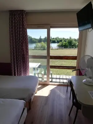 Un ou plusieurs lits dans un hébergement de l'établissement Logis Hôtel Restaurant La Vieille Ferme, Mâcon Nord