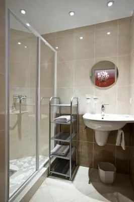 Salle de bains dans l'établissement Hôtel du Nord