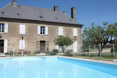 Piscine de l'établissement Château Latour ou située à proximité
