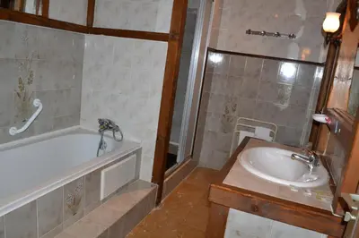 Salle de bains dans l'établissement Lud'Hôtel
