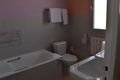 Salle de bains dans l'établissement Hôtel Le Sauvage