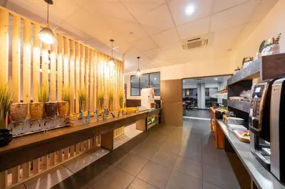 Cuisine ou kitchenette dans l'établissement Kyriad Dijon Sud - Longvic
