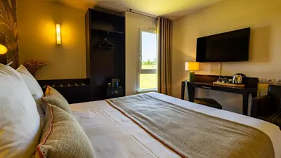 Un ou plusieurs lits dans un hébergement de l'établissement Logis Hostellerie D'Aussois
