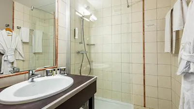 Salle de bains dans l'établissement Logis Hostellerie D'Aussois