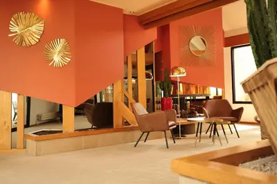 Coin salon dans l'établissement Logis Hostellerie D'Aussois