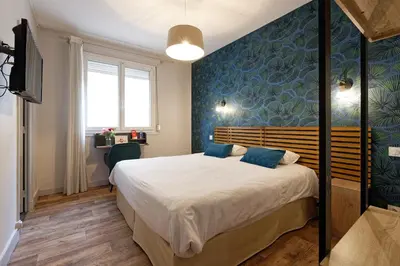 Un ou plusieurs lits dans un hébergement de l'établissement Contact Hôtel du Commerce et son restaurant Côte à Côte