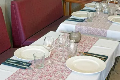 Restaurant ou autre lieu de restauration dans l'établissement Contact Hôtel du Commerce et son restaurant Côte à Côte